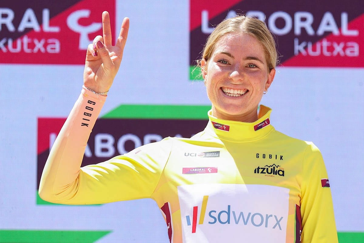 Demi Vollering opens Itzulia with a win and the leader’s jersey